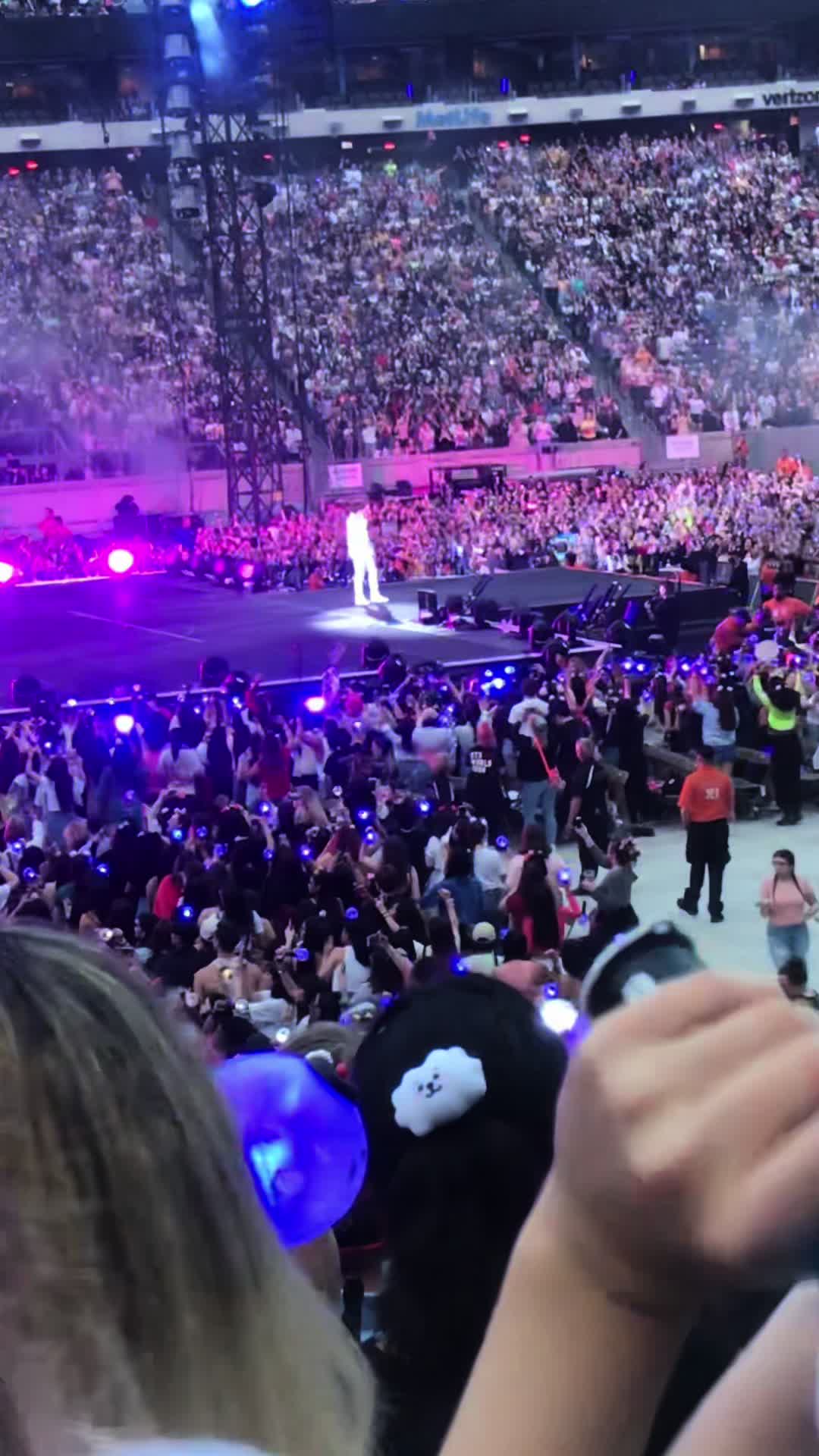 @moonchild⁷ i hi5 Jin😭💜