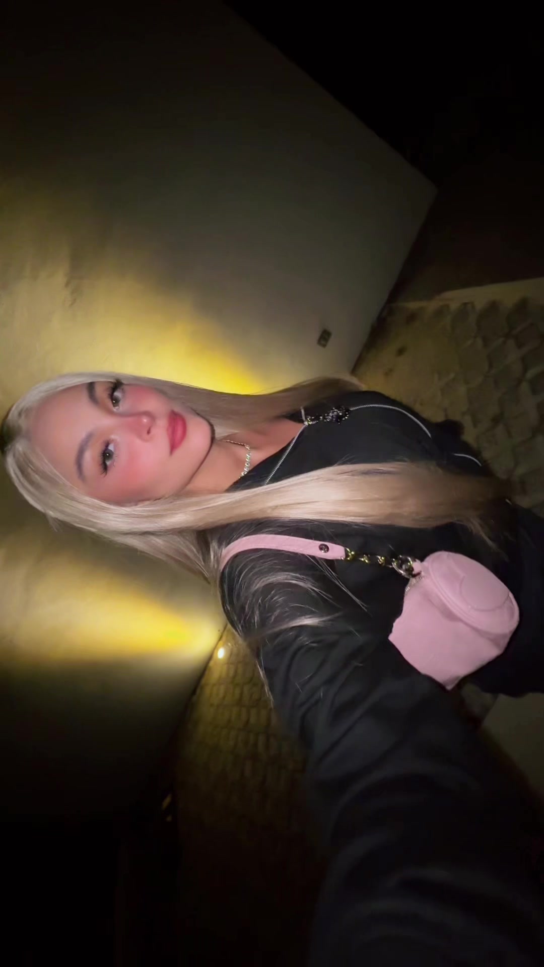 @🧍🏼♀️