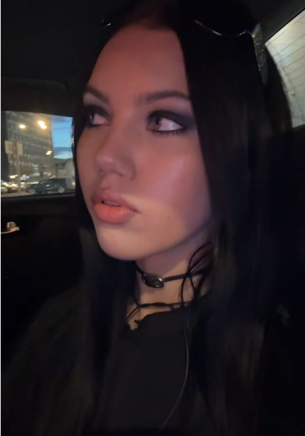 @<4
