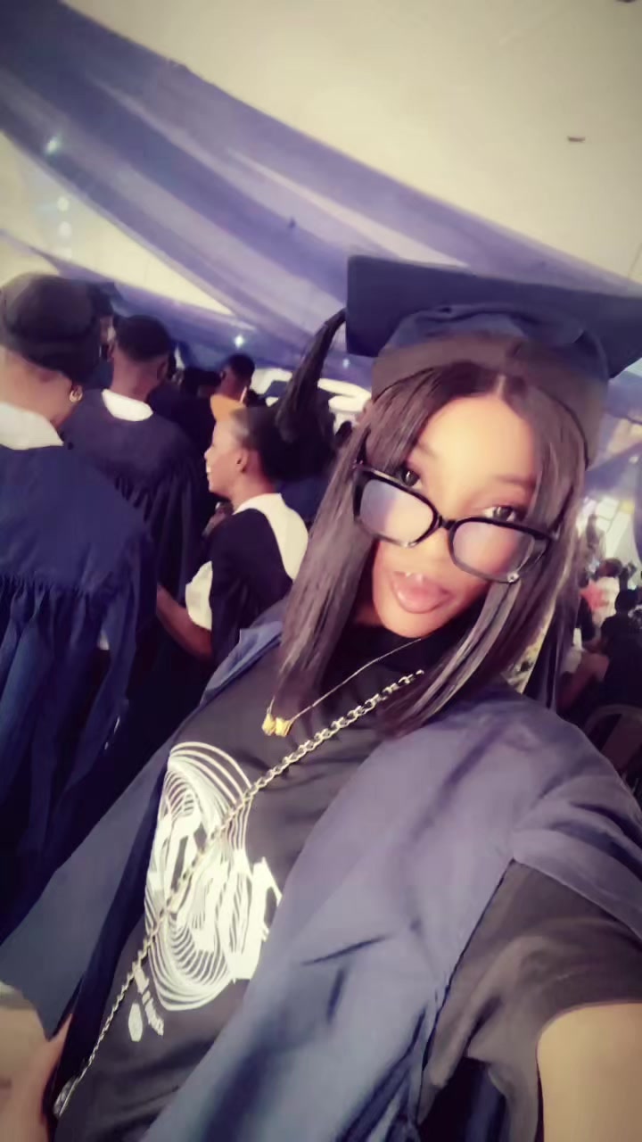 @Ayoni💕🤗💅