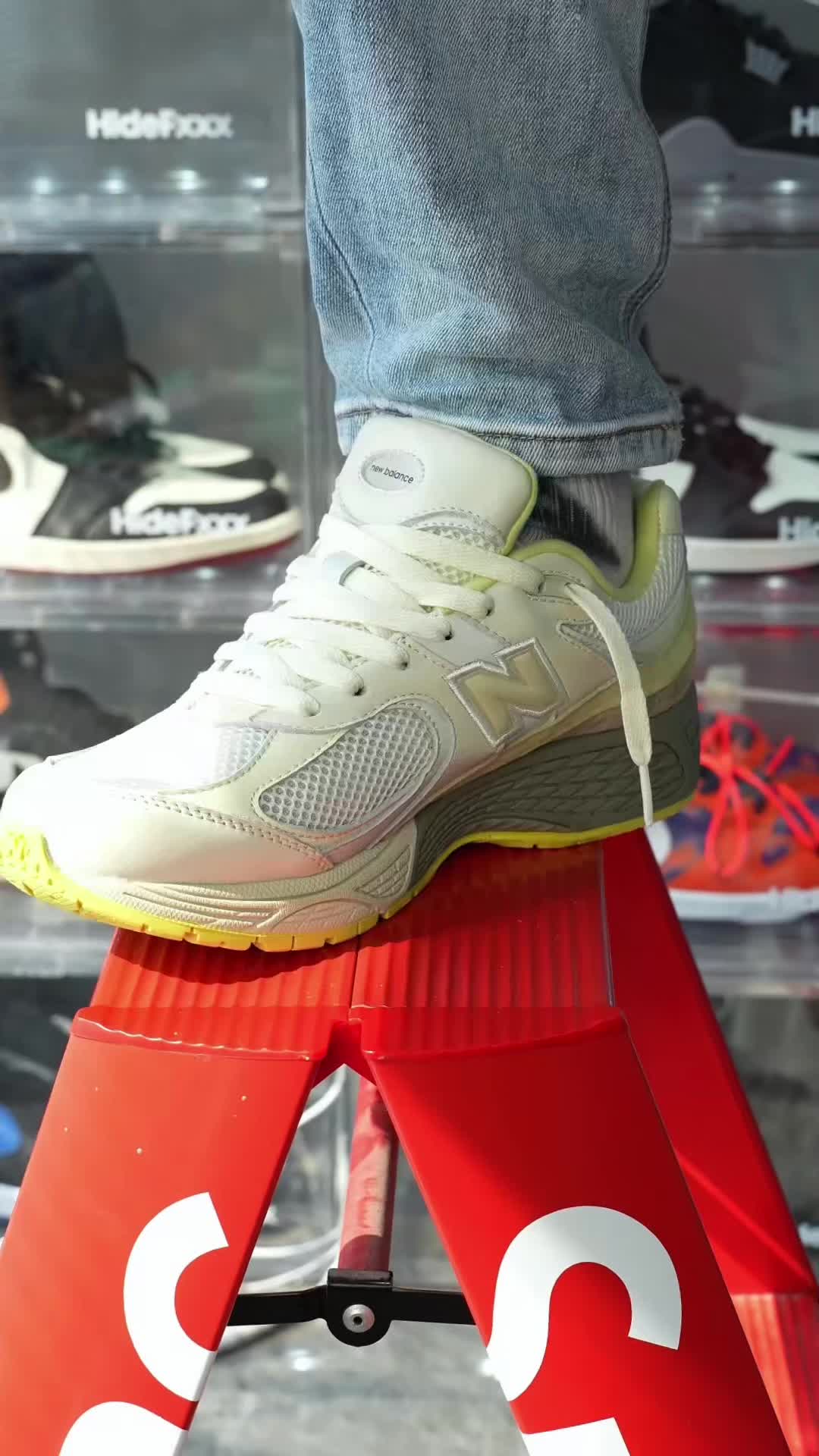 @Lacedsneaker
