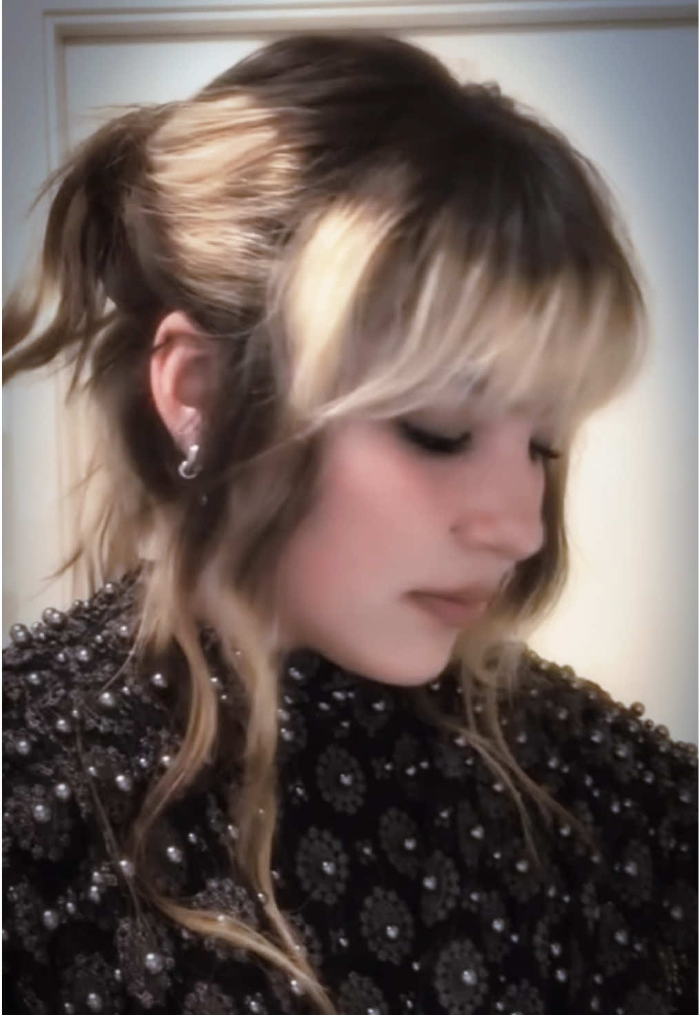 @•