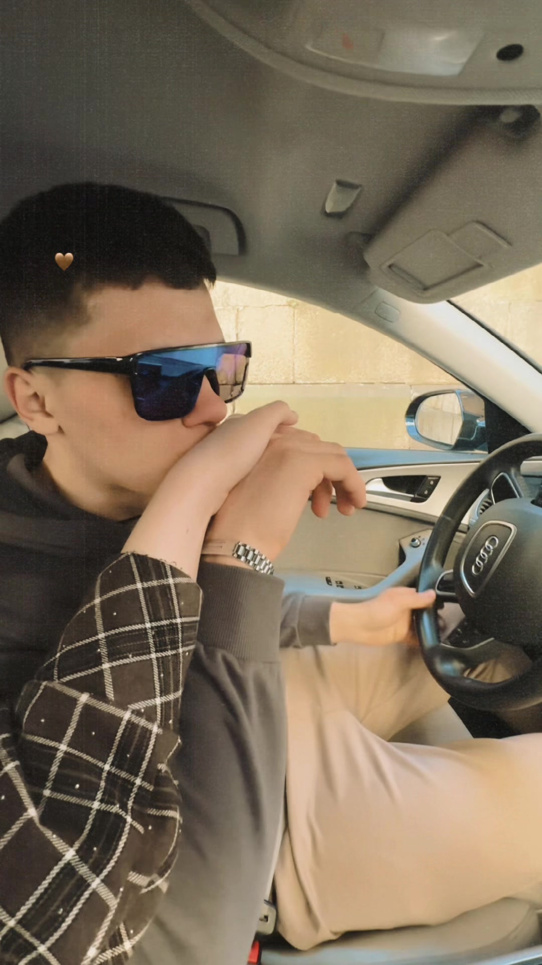 @𝒱