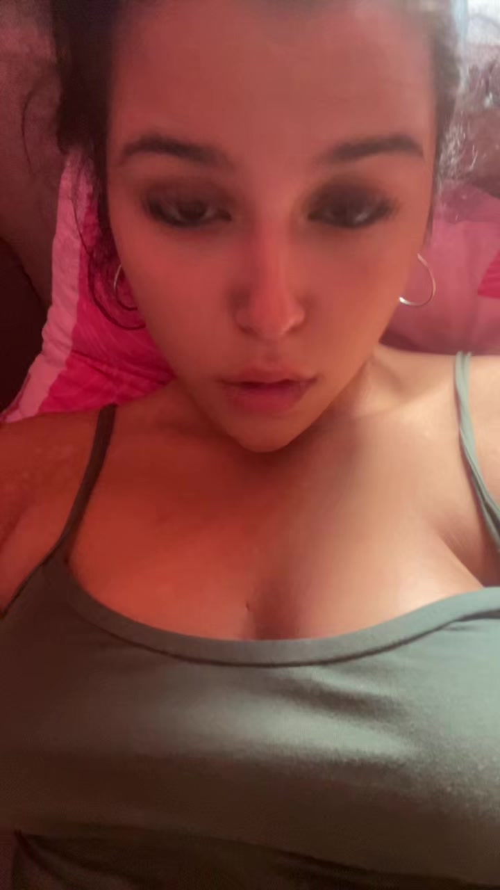 @neeveenica