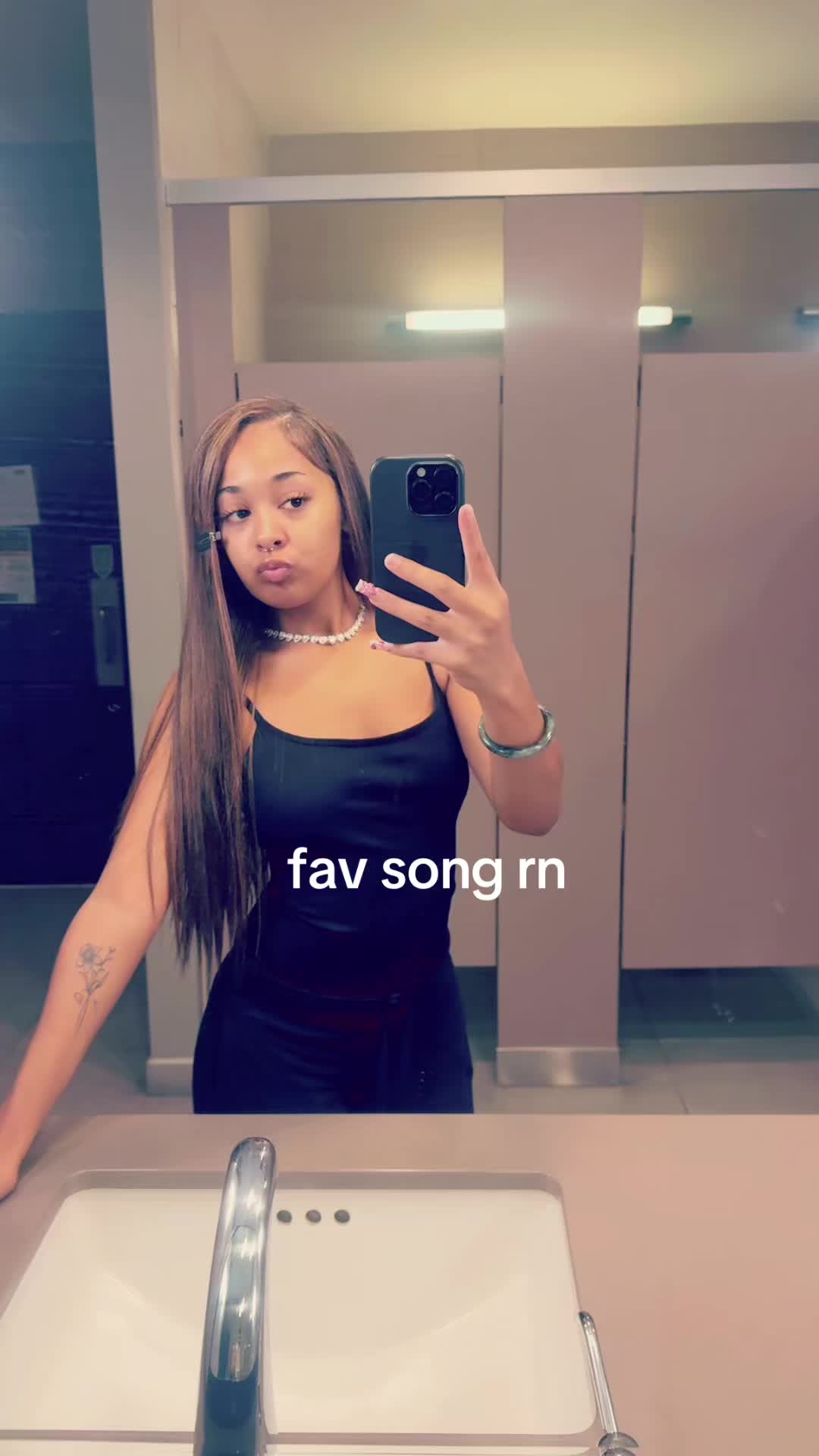 @🫦