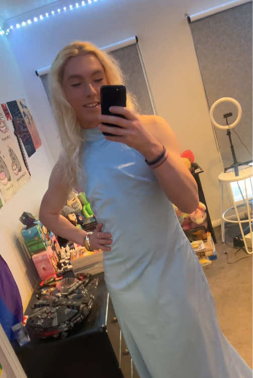 @Foxy_femboy