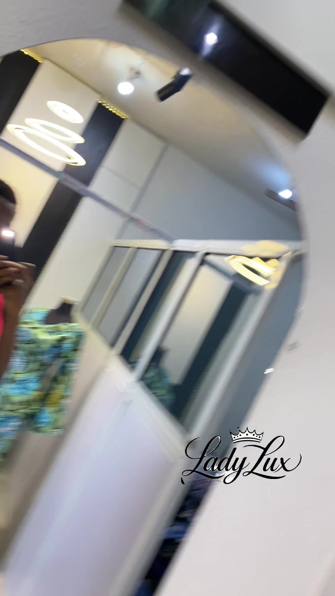 @ladylux_0