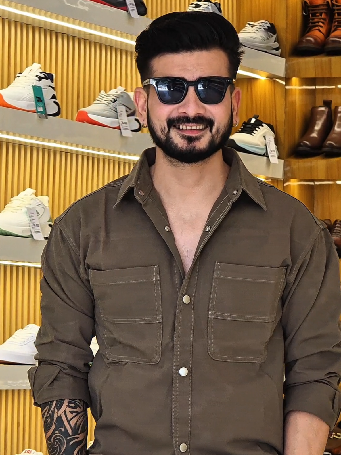 @पछ्याण wears