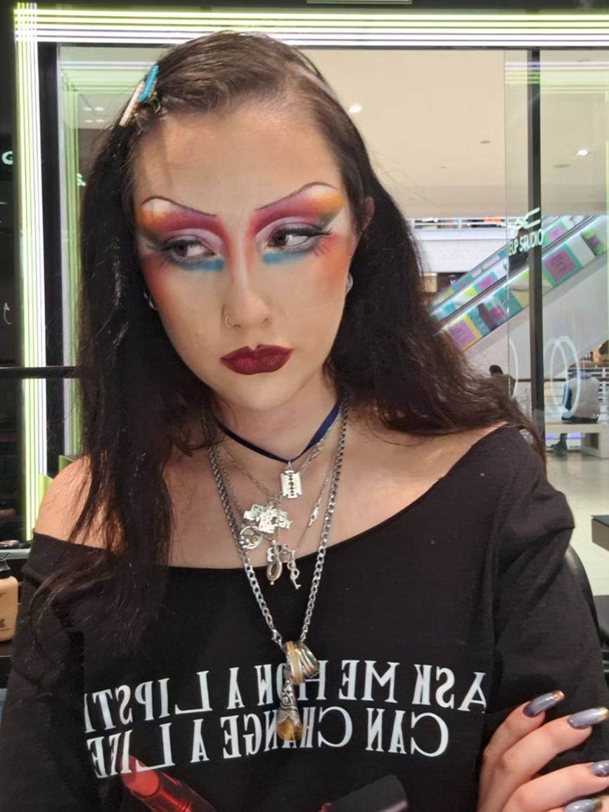 @makeupbyella