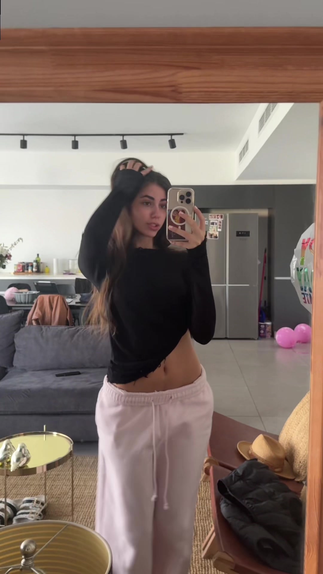 @•
