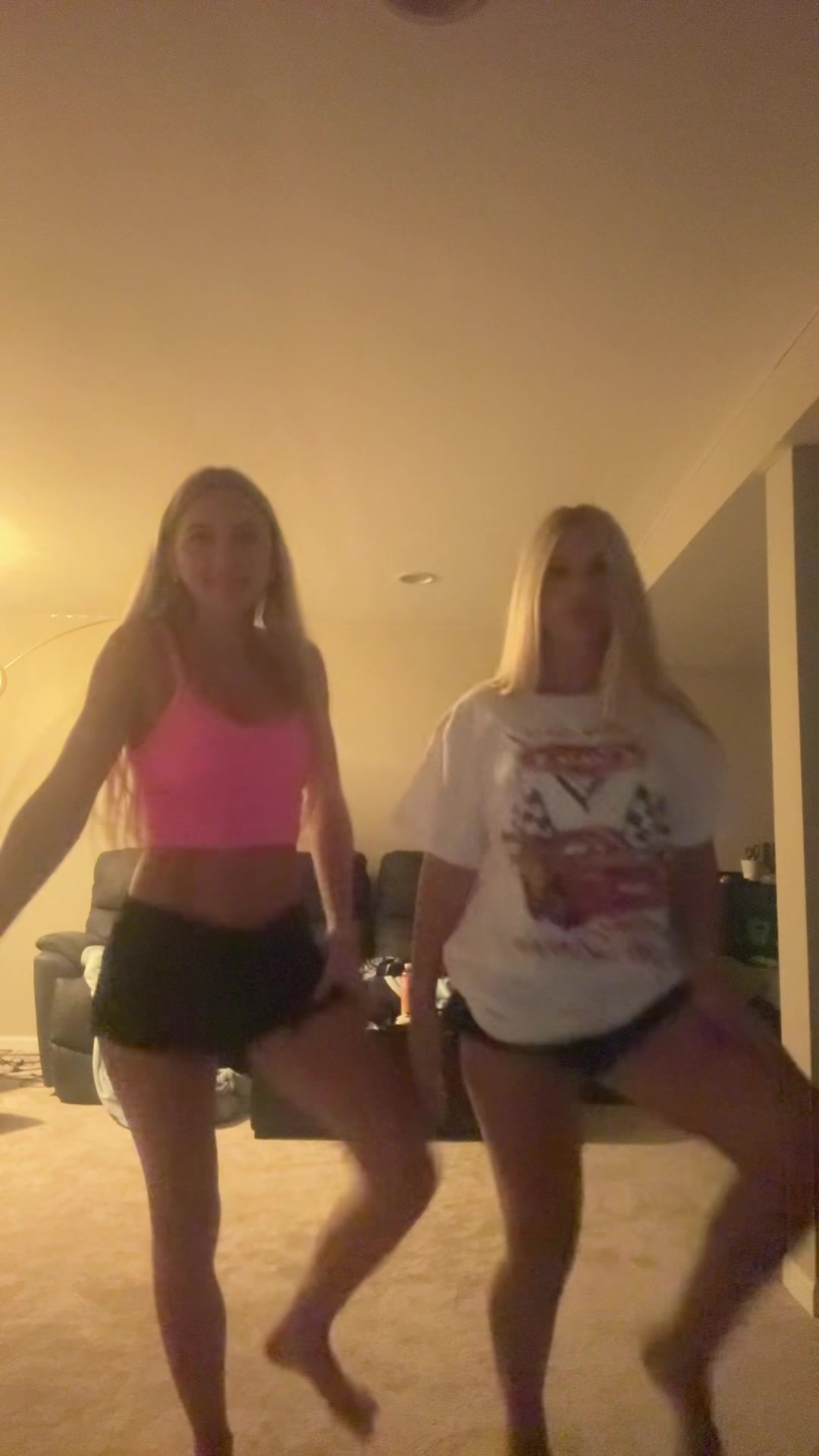 @👯