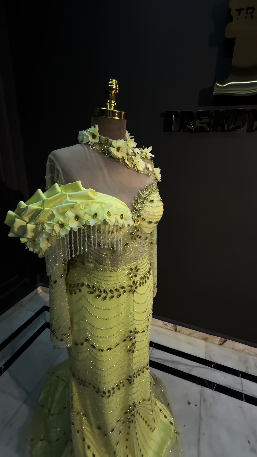 @TRENDY DRESSES