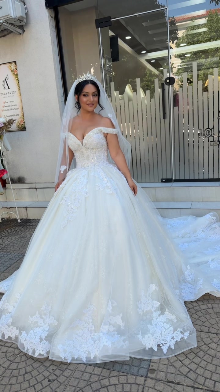 @Lola Sallon 👰&zwj;♀️💇&zwj;♀️💅