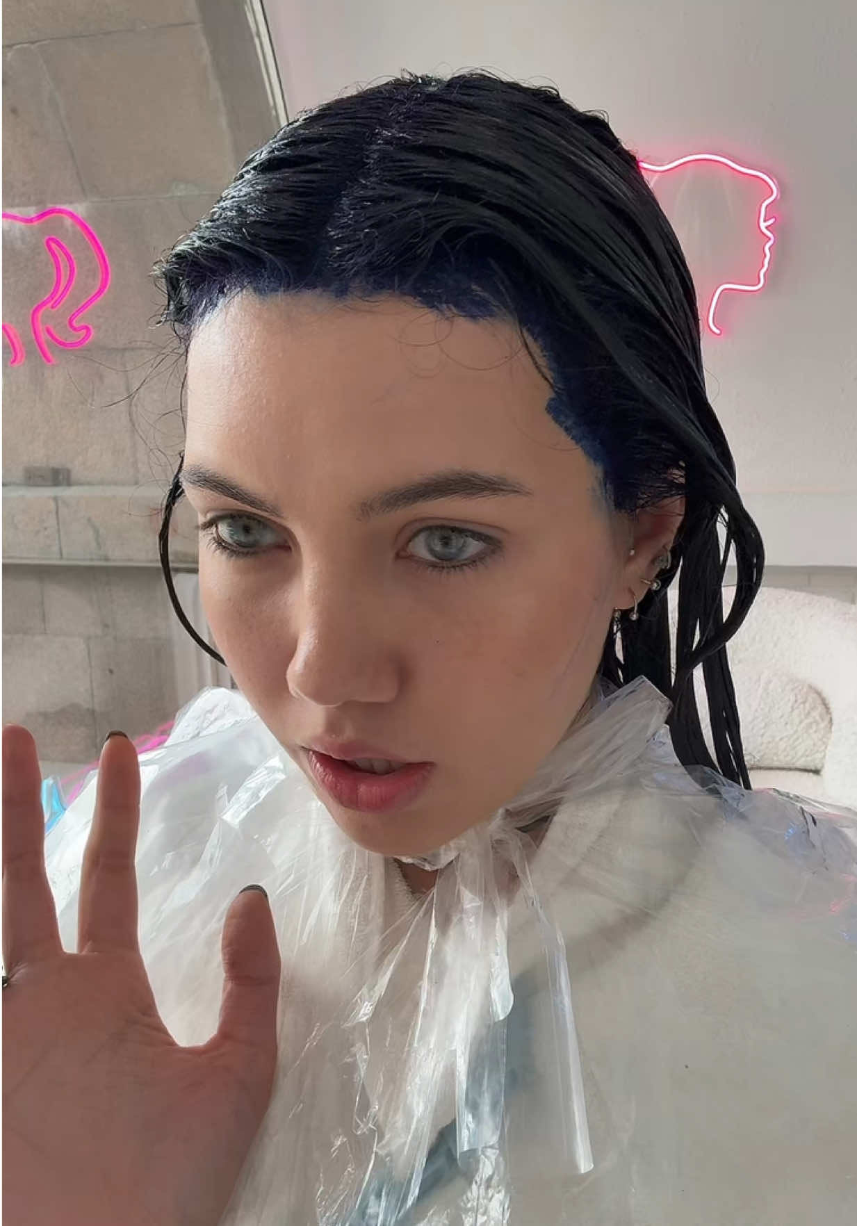 @<4