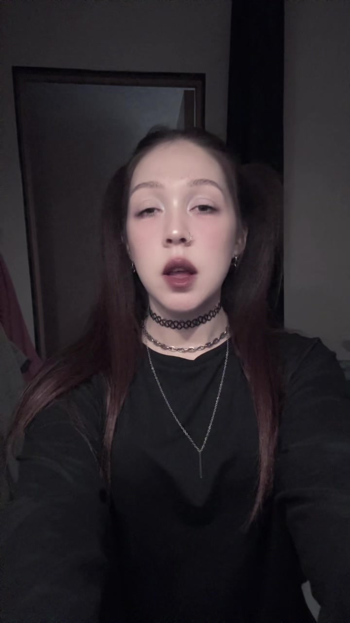 @Собаки лают на королеву