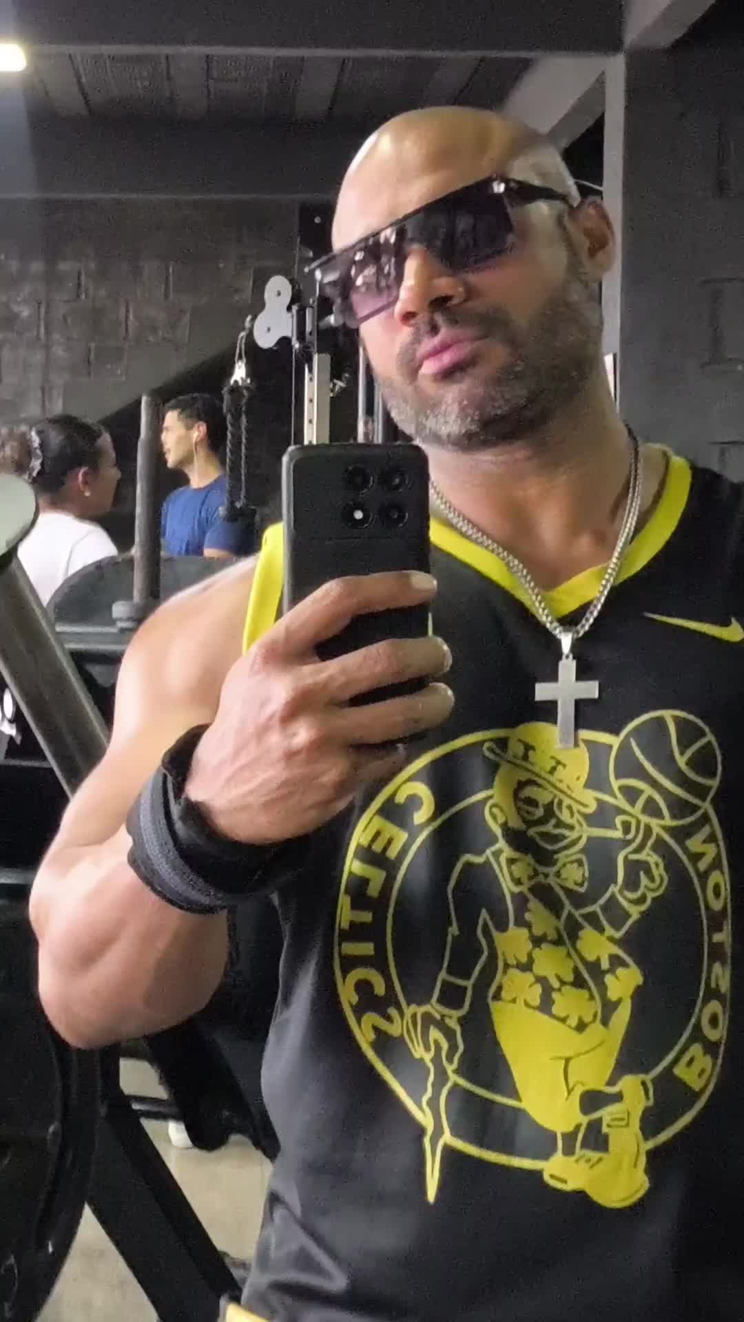 @👑 BIG STRONG 👑