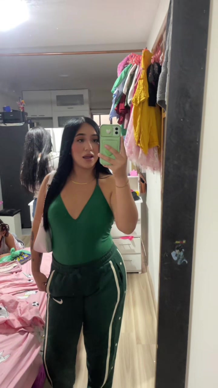 @👩🏻💋