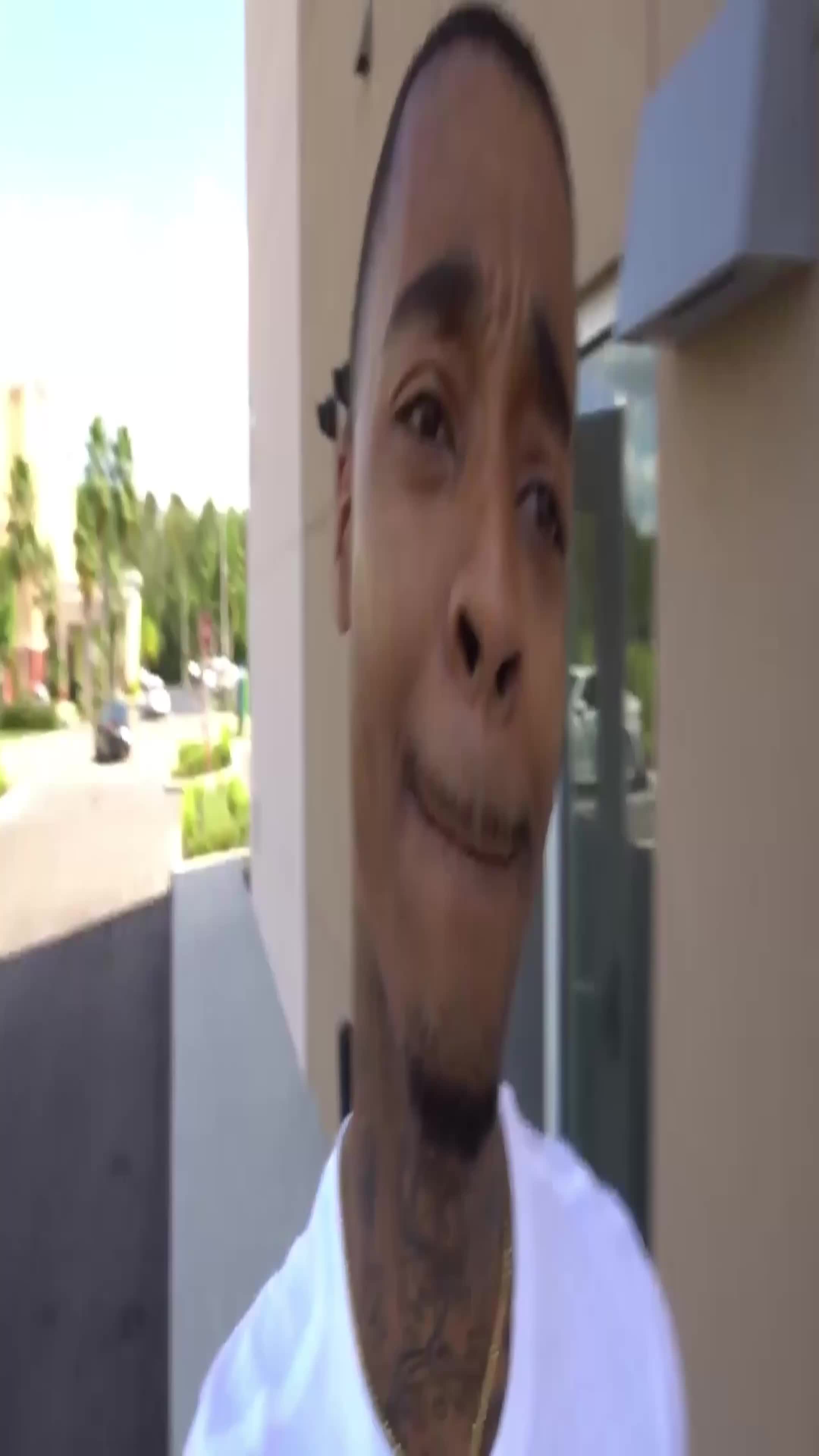 @￴
