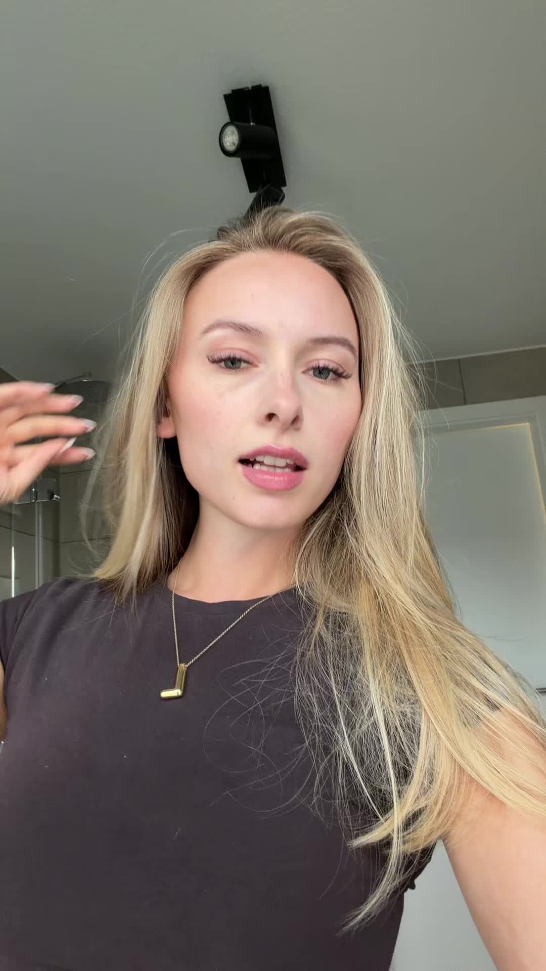 @laura