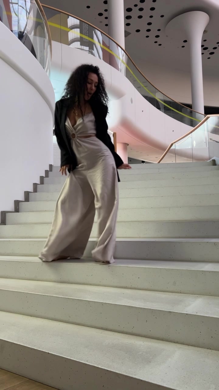 @CuRlyAnnet