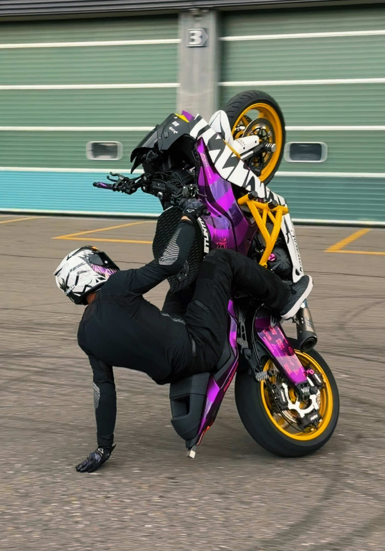 @Michi_stuntrider