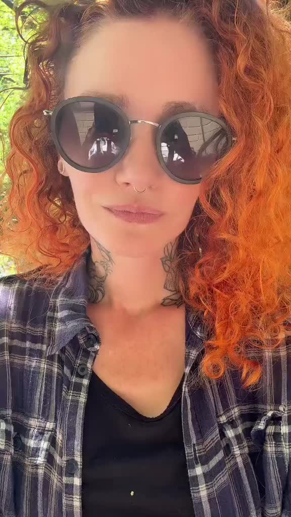 @curlyhairandtattoos