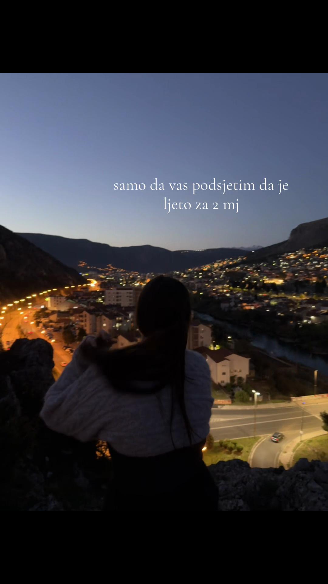 @𝐄