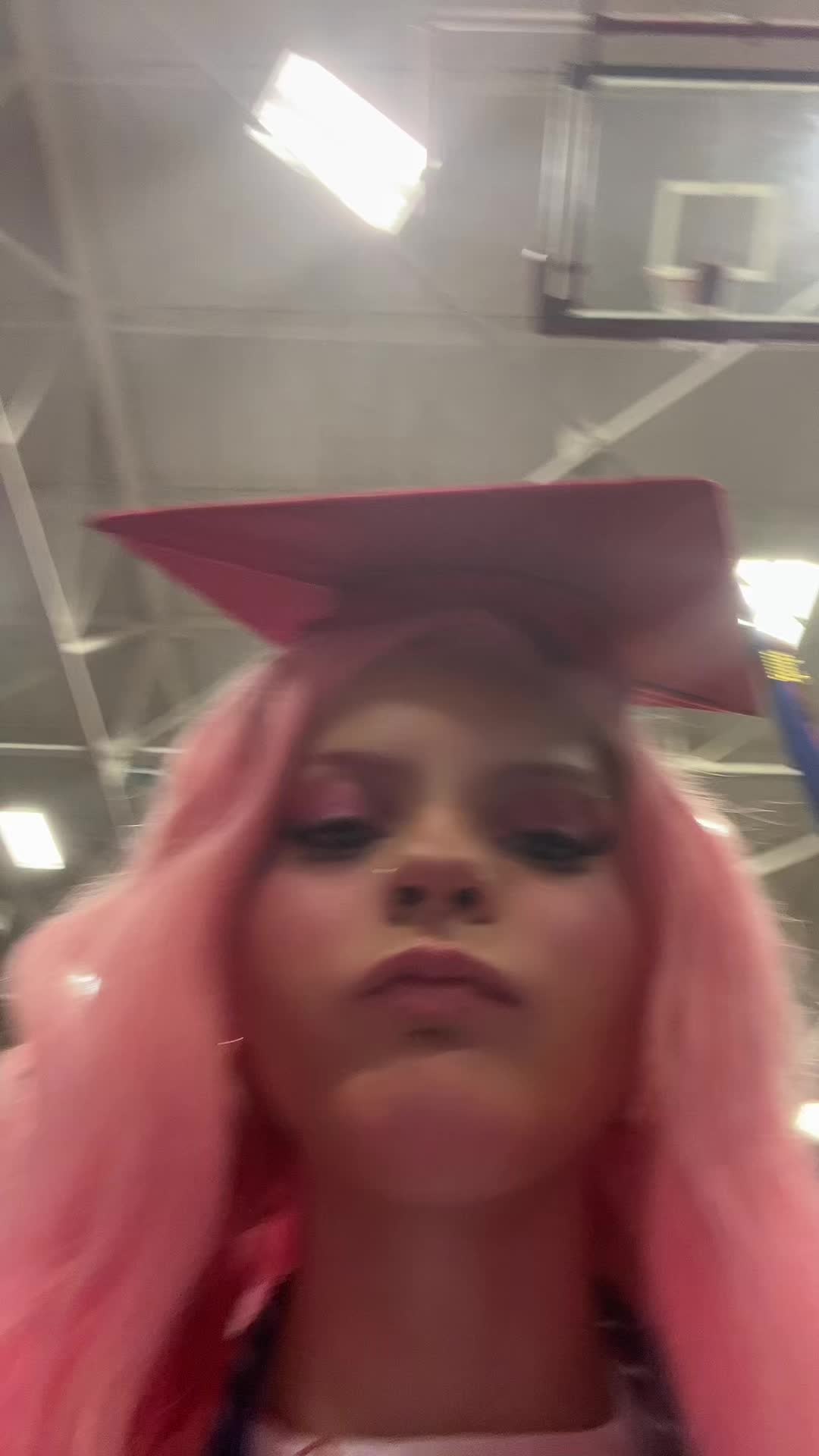 @🥳