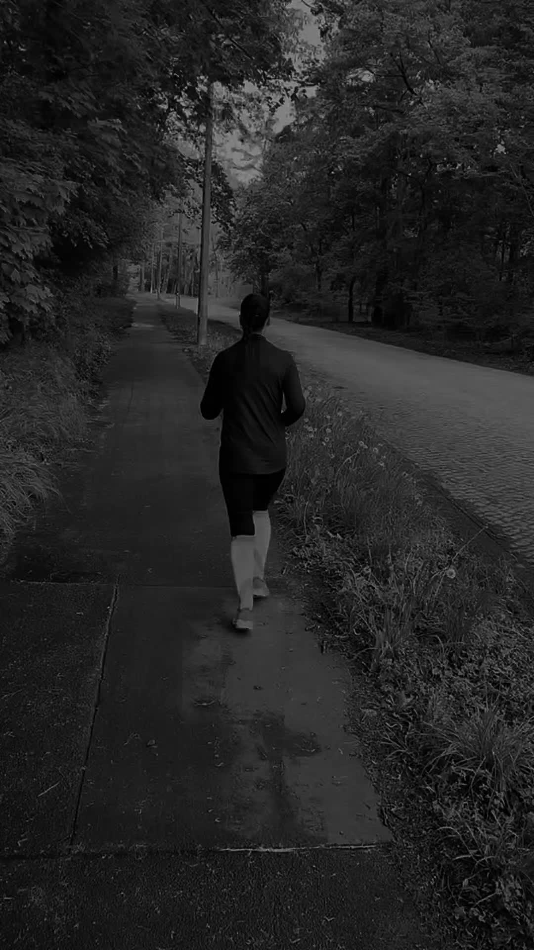 @&Lambda;NTJ&Xi; &bull;V&Lambda;R&Oslash;s RUNN&Xi;R GIRL&bull;