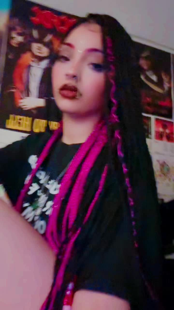 @>:)