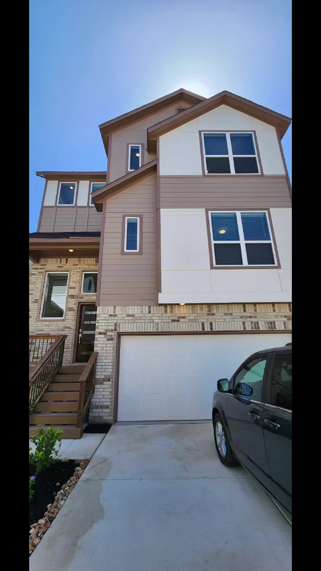 @AndreaFlores210RealEstate