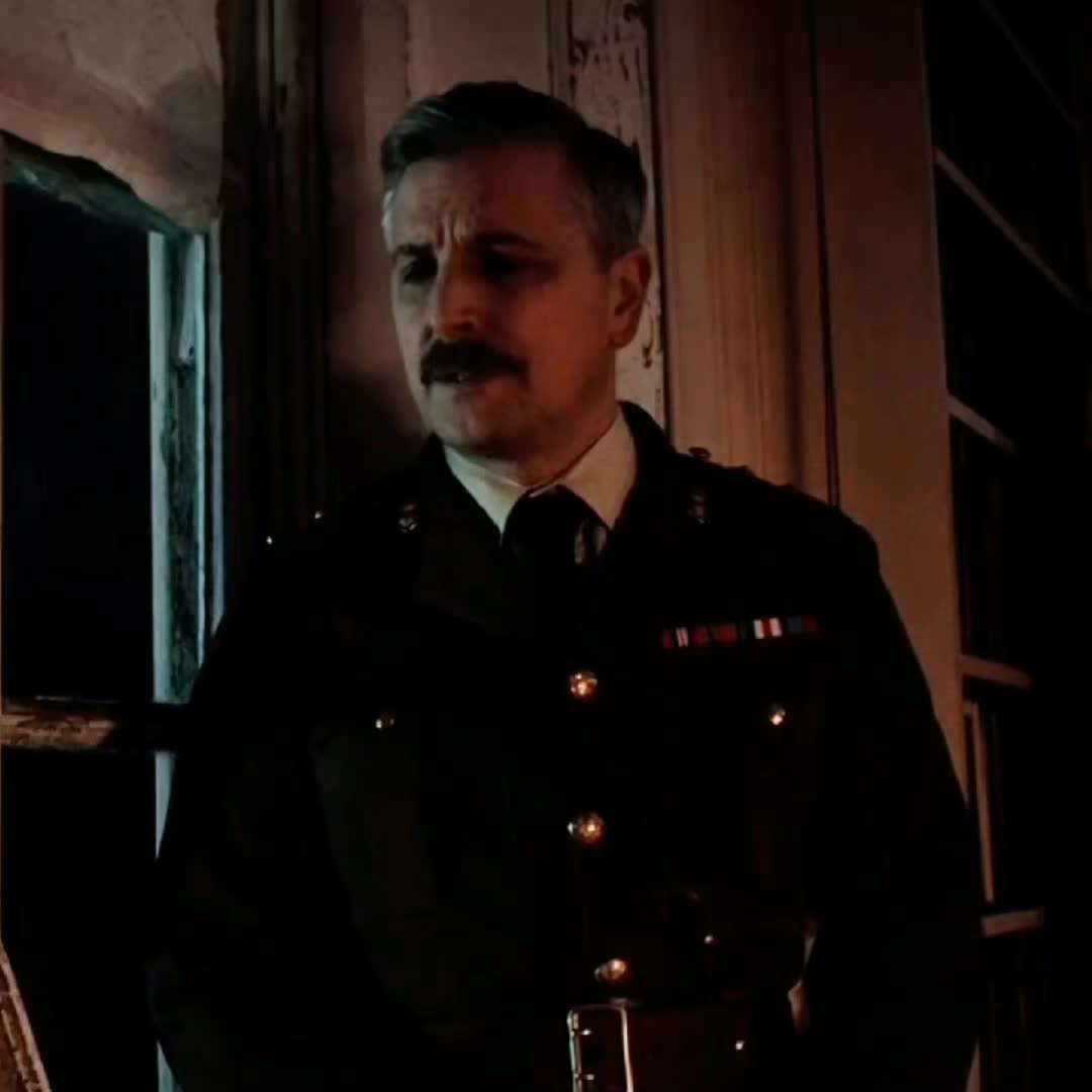 @Mathew Baynton's middle~finger