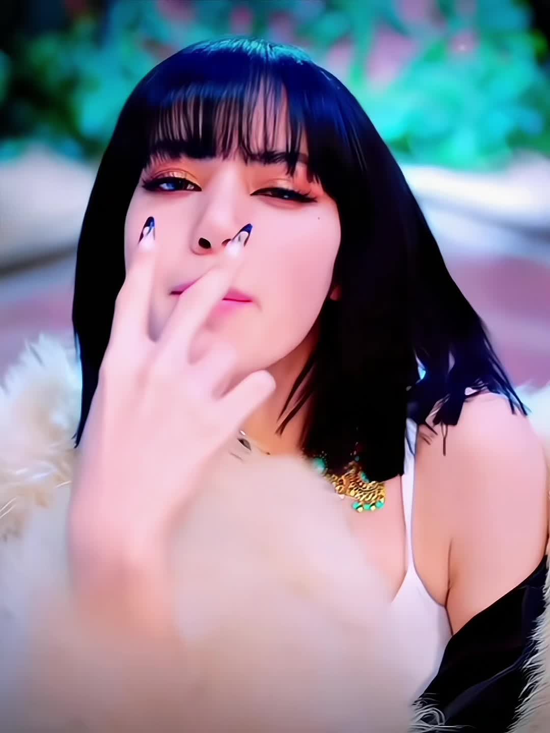 @QU33N