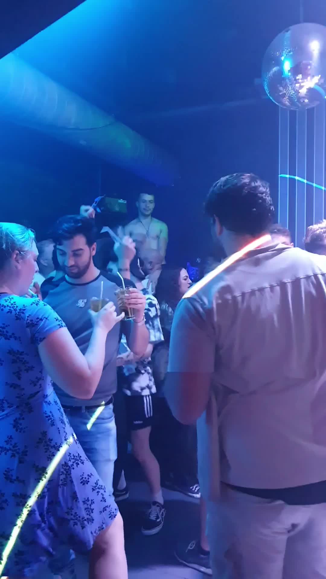 @Queenz_Club