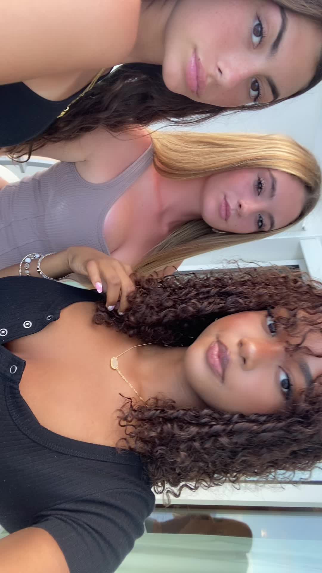 @𝒞𝒽𝓇𝒾𝒾 🎀