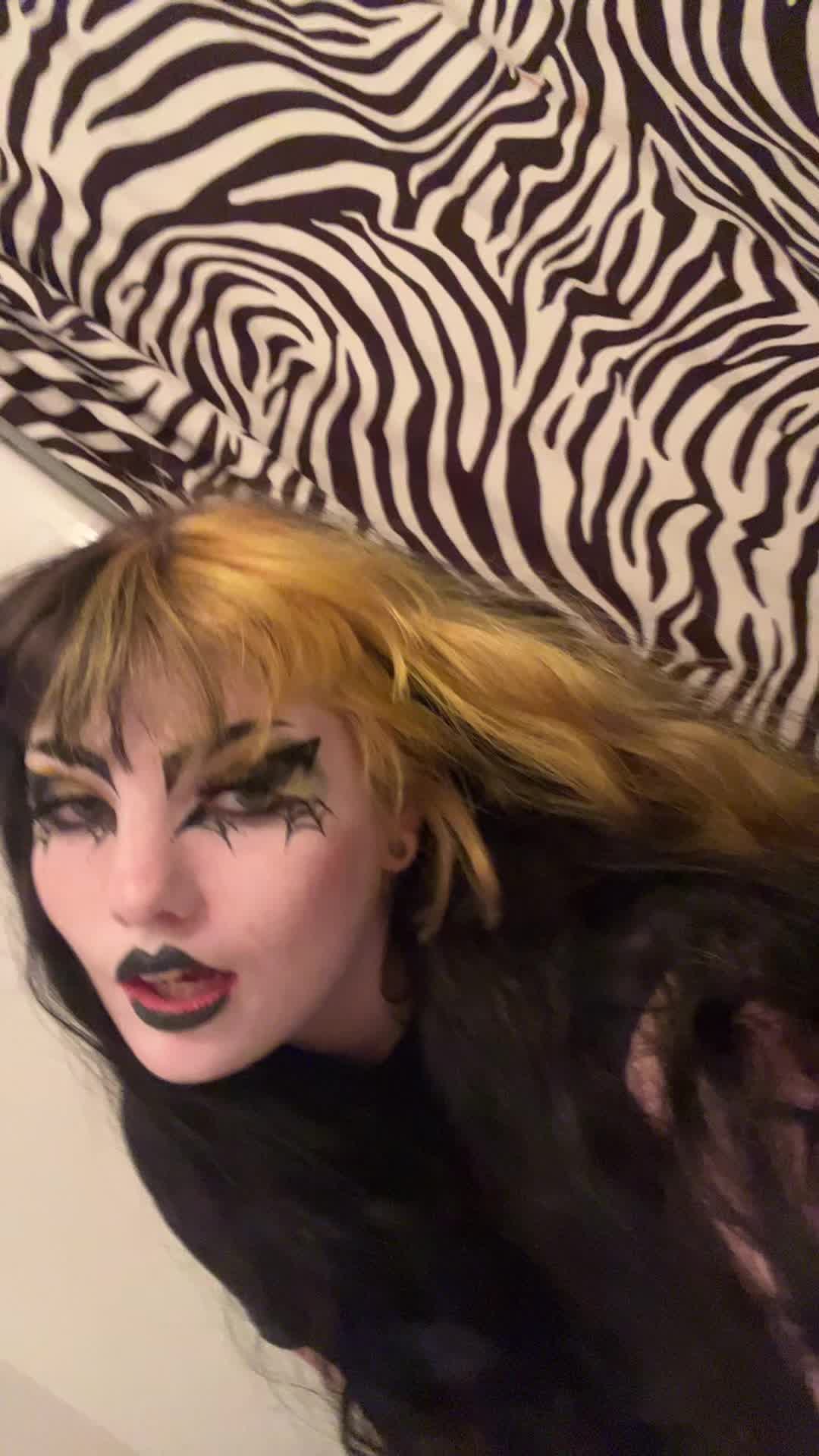 @Toeknee Marie☠️🖤