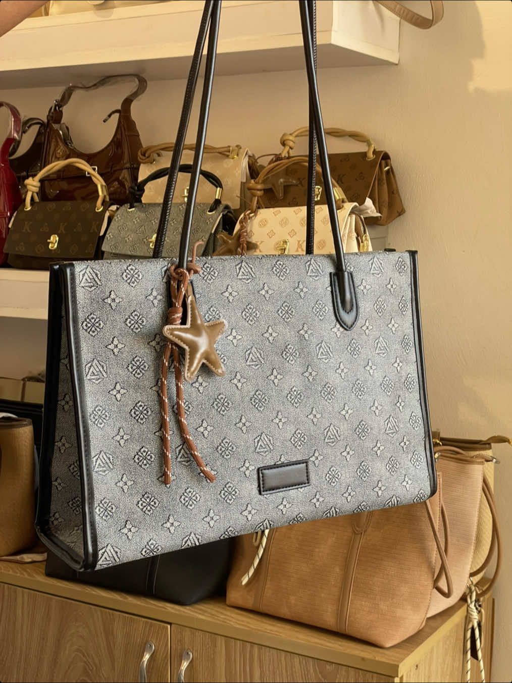 @ELEGANZAicon-jewelry/bag/heels