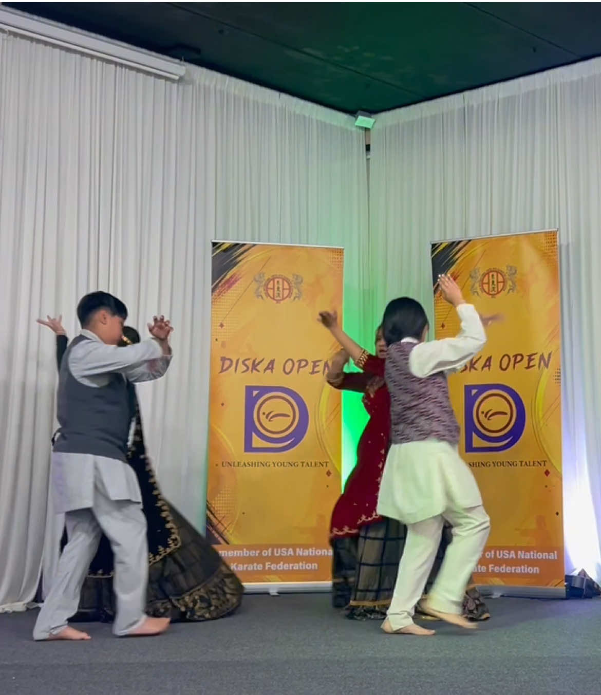 @Dancegroup