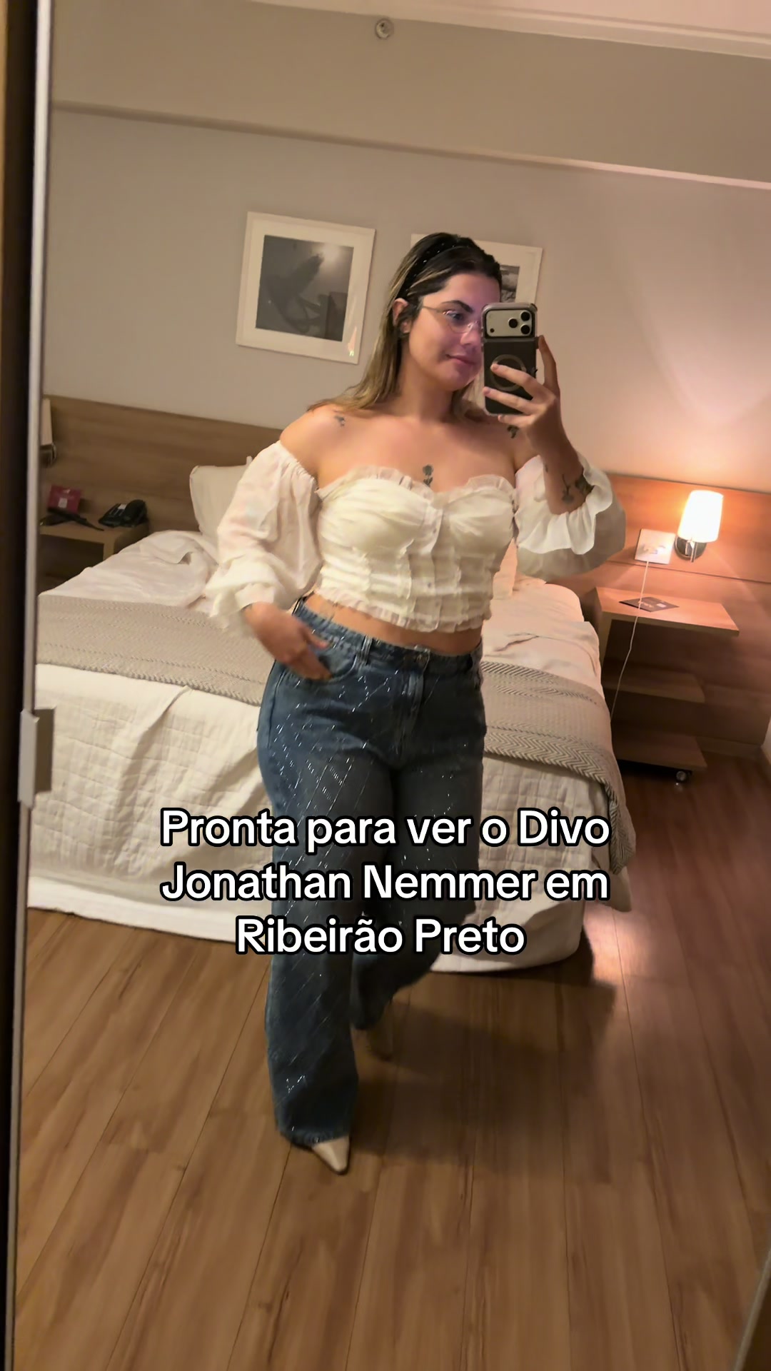 @anadelamonica