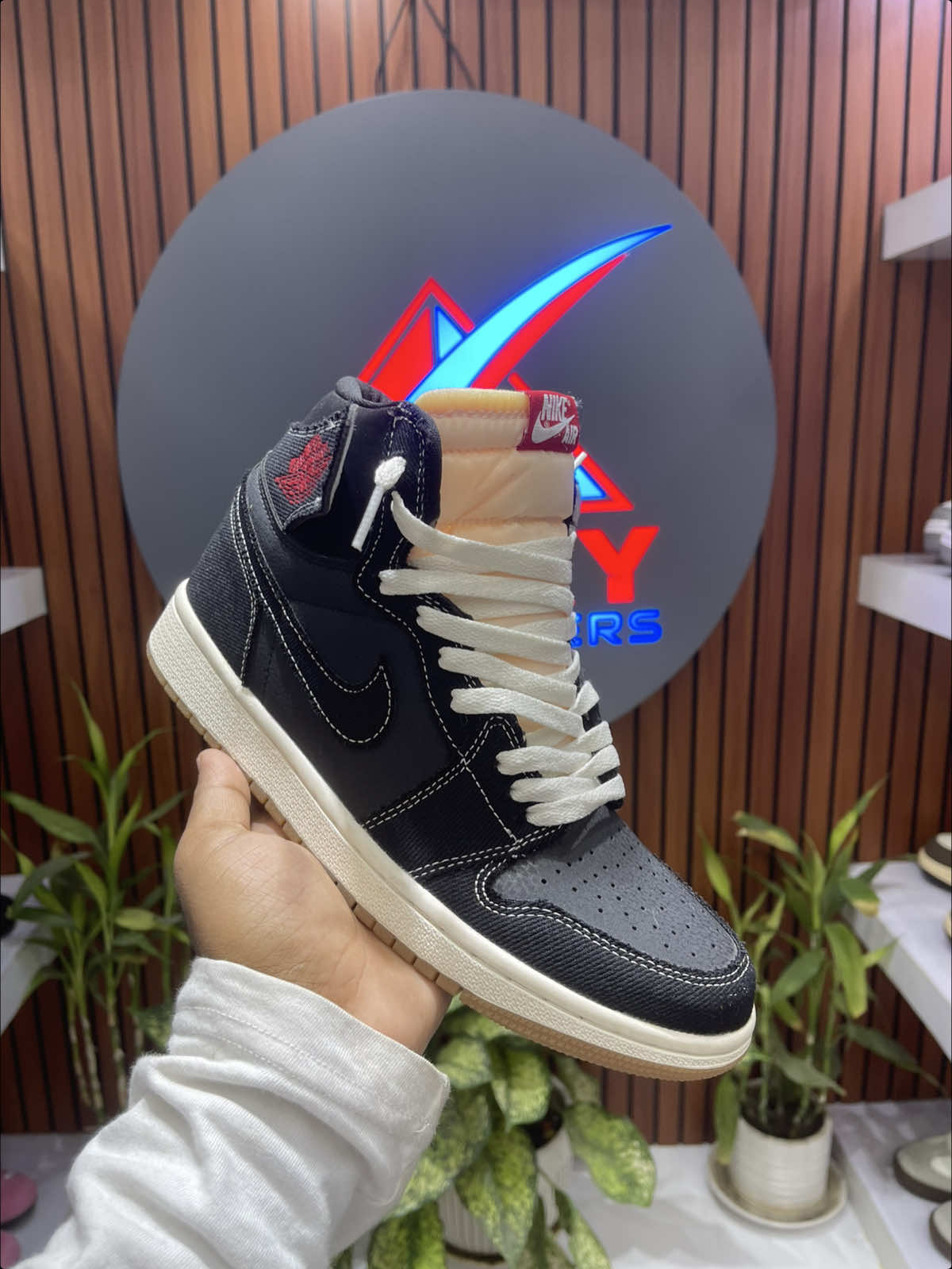 @Chitwan Becky Sneakers