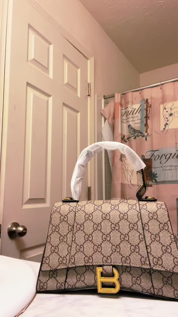 @Holafashionhouse