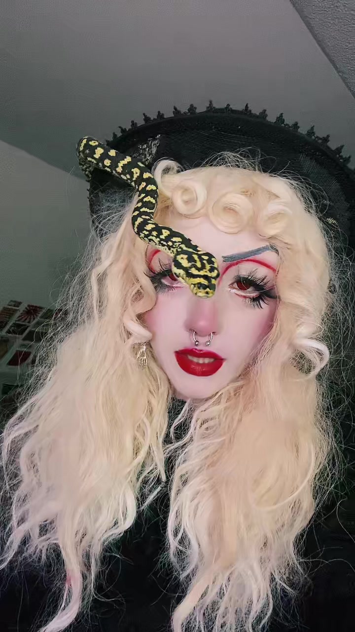 @dollygoth666