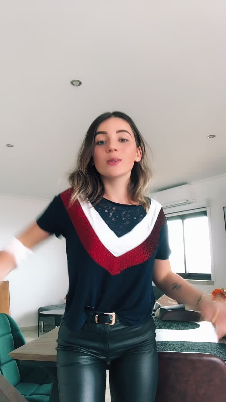@lola_