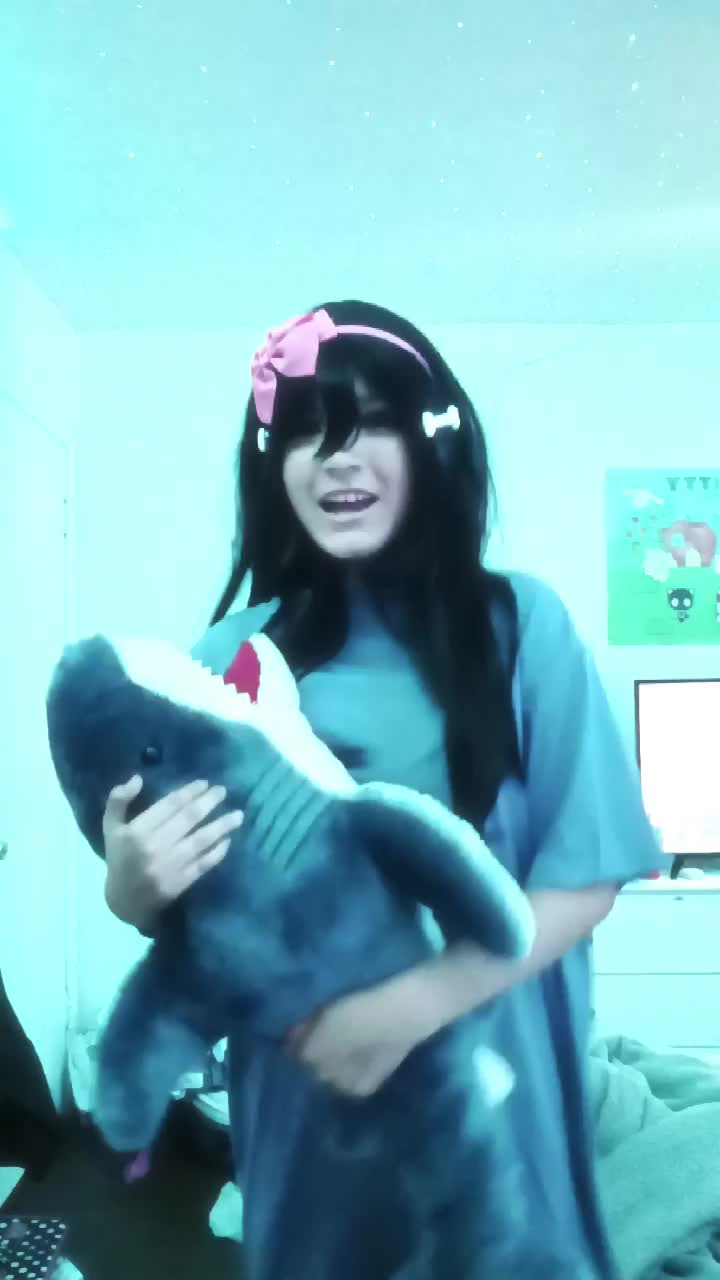 @emii!><