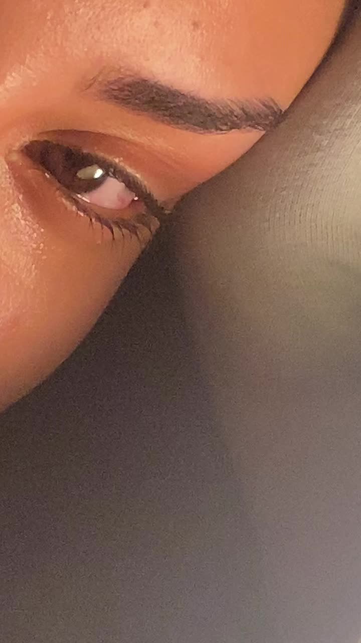 @🧍🏻&zwj;♀️