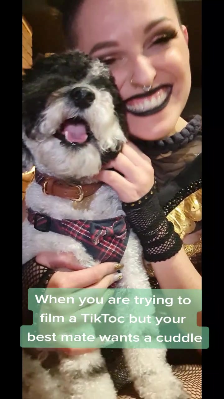 @LittlePeachesBurlesque