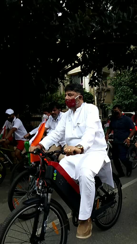 @ರವಿ ಕನ್ನಡಿಗ