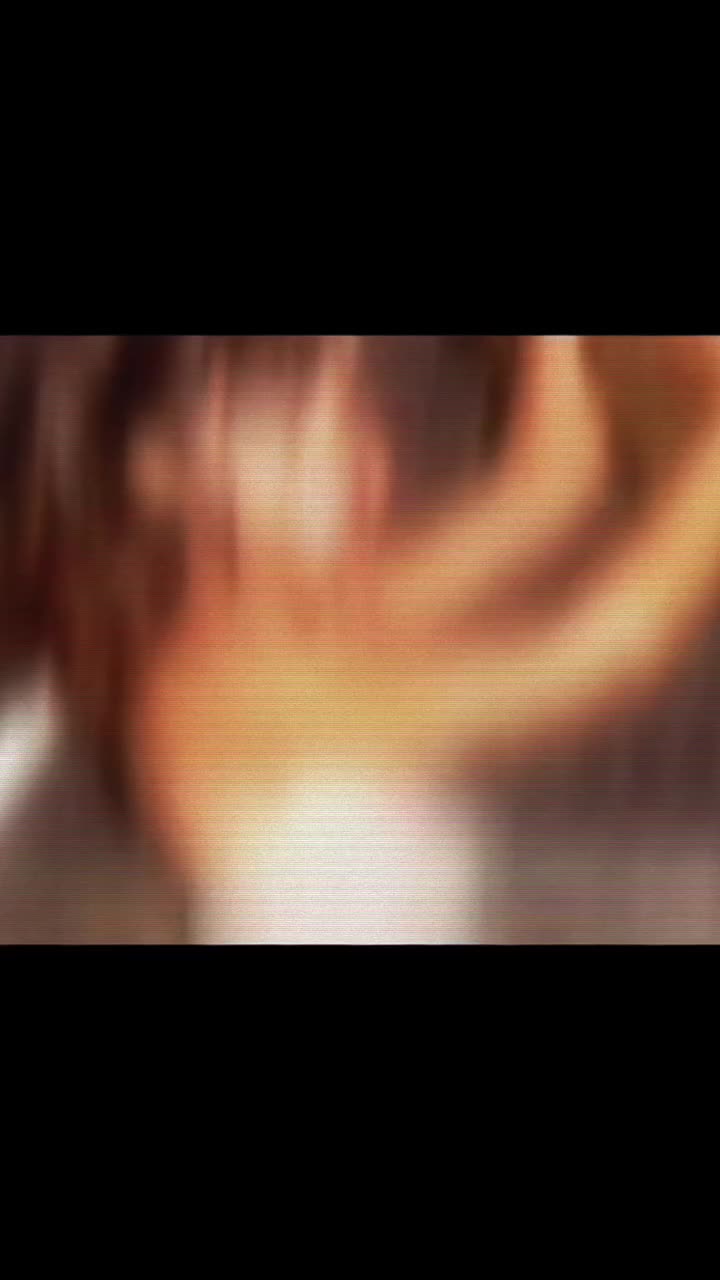 @>゜))彡