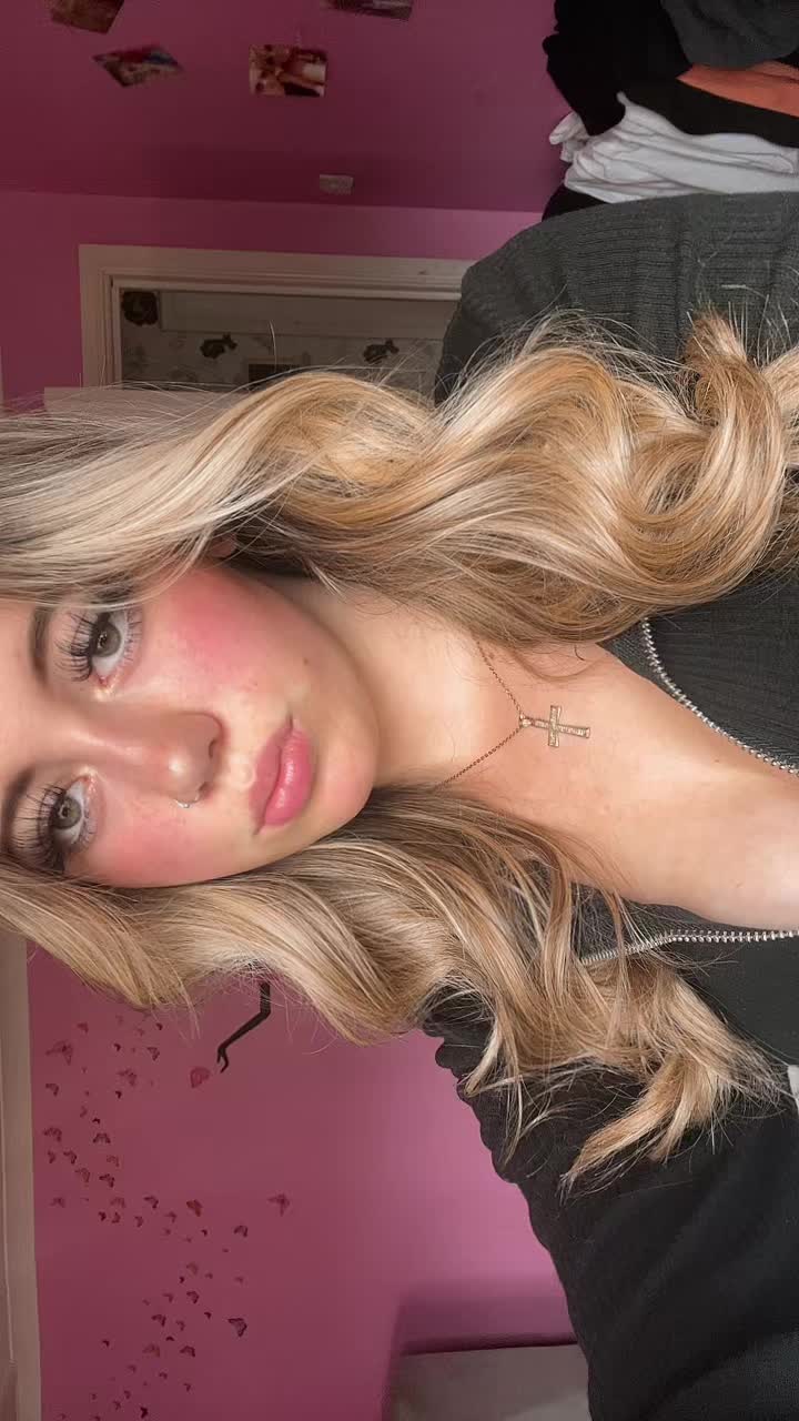 @𝓗𝓸𝓵𝓵𝓲𝓮💋