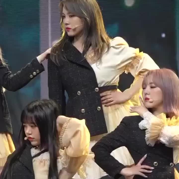 @(>▽<)
